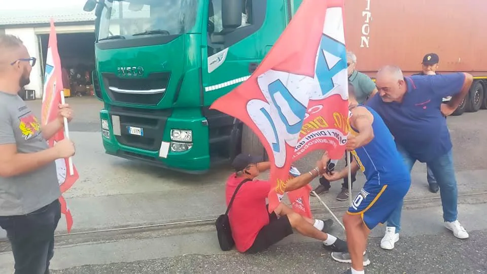 Sindacato di Base ADL Cobas - Dopo cinque giorni di sciopero i camionisti Cabilog - Cabiati ottengono l'accordo