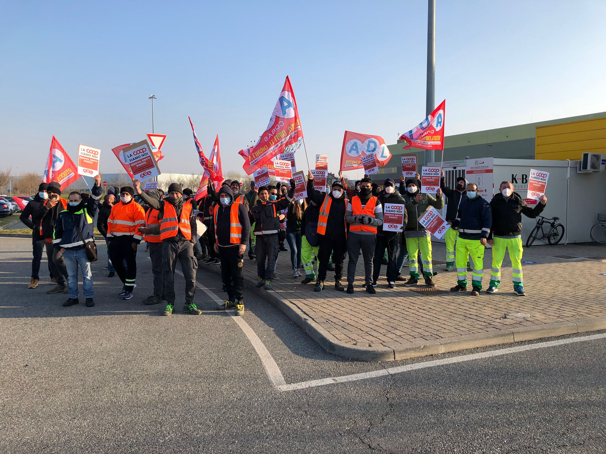 Sindacato di Base ADL Cobas - Grande successo dello sciopero alla COOP di Vercelli. Domani nuova giornata di sciopero