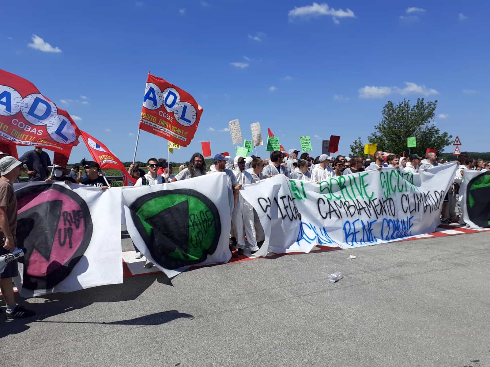Sindacato di Base ADL Cobas - Grande partecipazione alla manifestazione per l'acqua bene comune davanti alla Coca Cola a Nogara, lanciata da ADL Cobas e Rise Up 4 Climate Justice