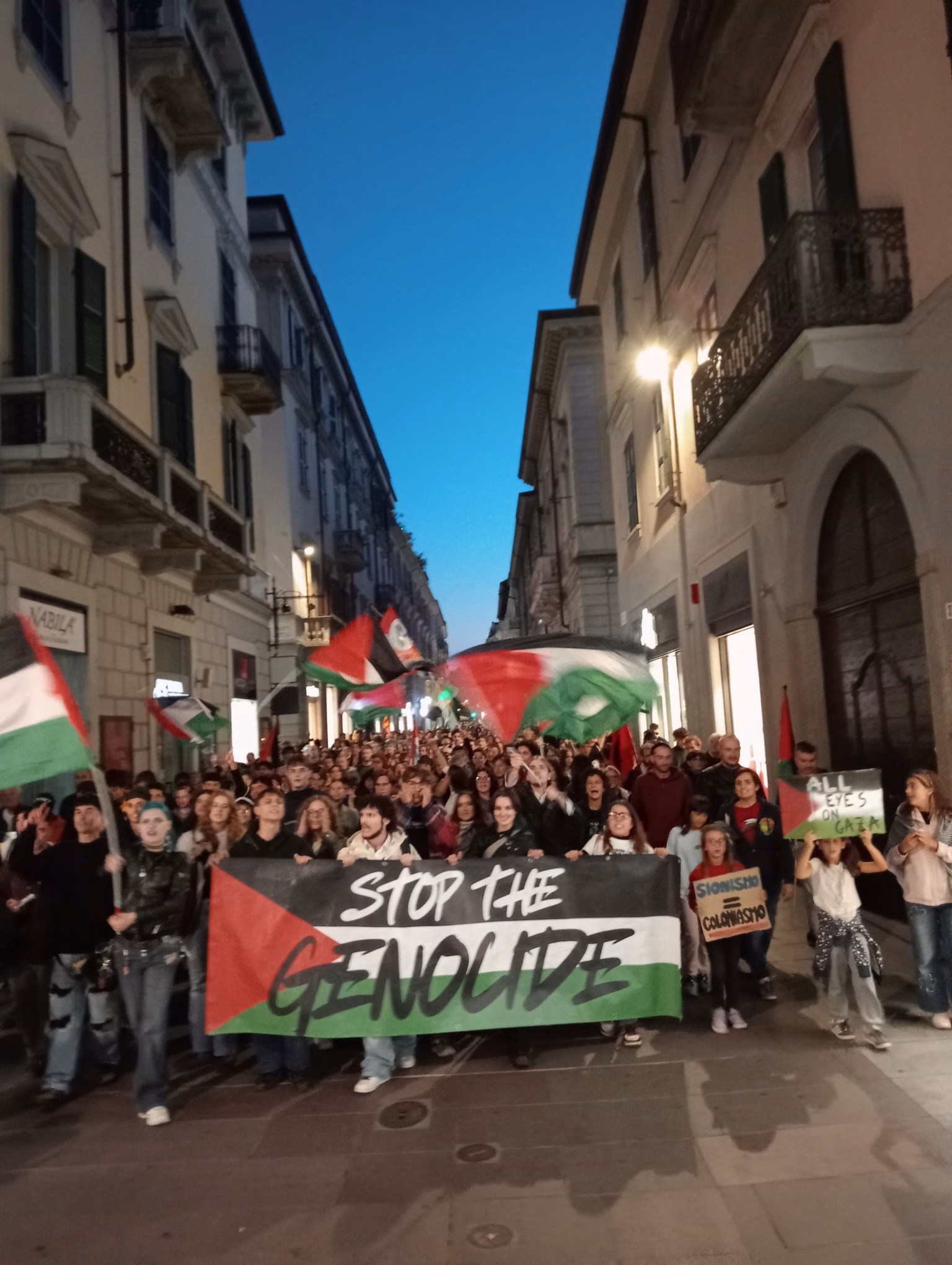 Sindacato di Base ADL Cobas - 5000 ad Alessandria al fianco della Global Sumud Flotilla. Scontri in stazione.