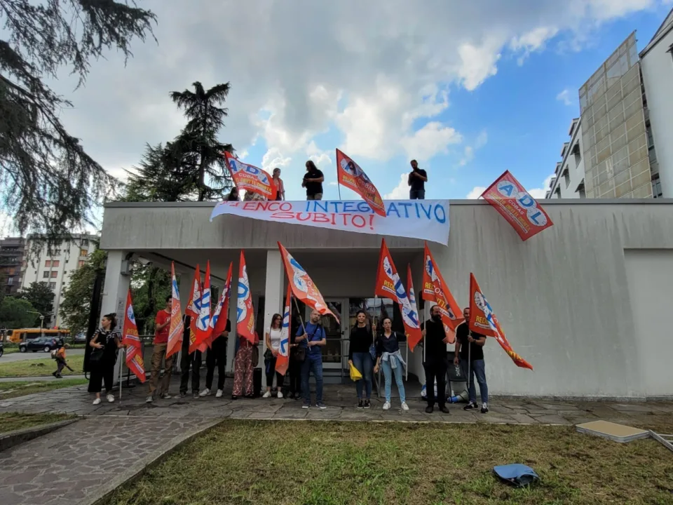 Sindacato di Base ADL Cobas - Occupazione UST Milano: "Questo tetto non ci mancherà, ma se servirà torneremo a rioccuparlo"