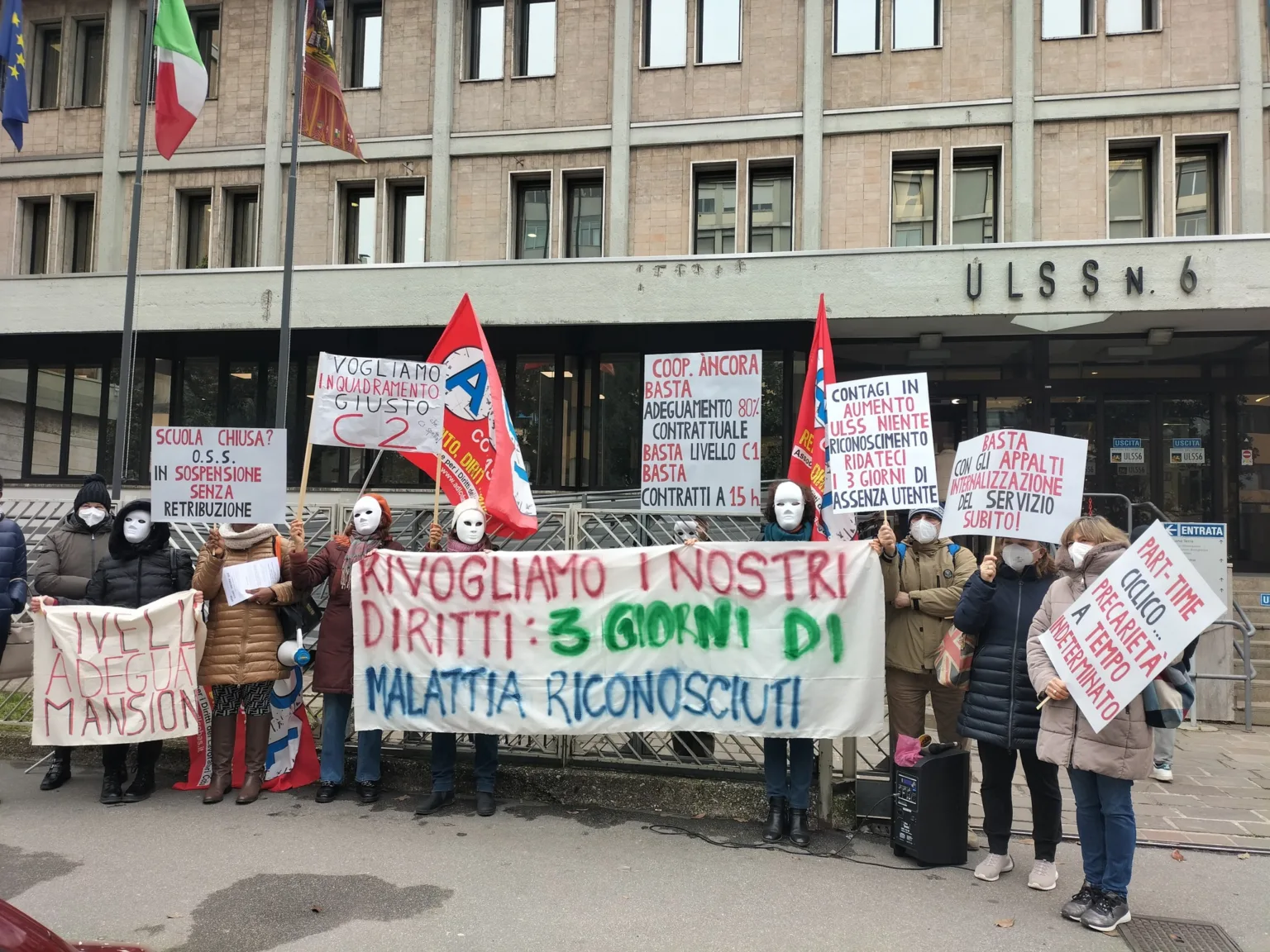 Sindacato di Base ADL Cobas - OSS dell'integrazione scolastica “ANCORA” in protesta davanti all'ULSS 6 di Padova.